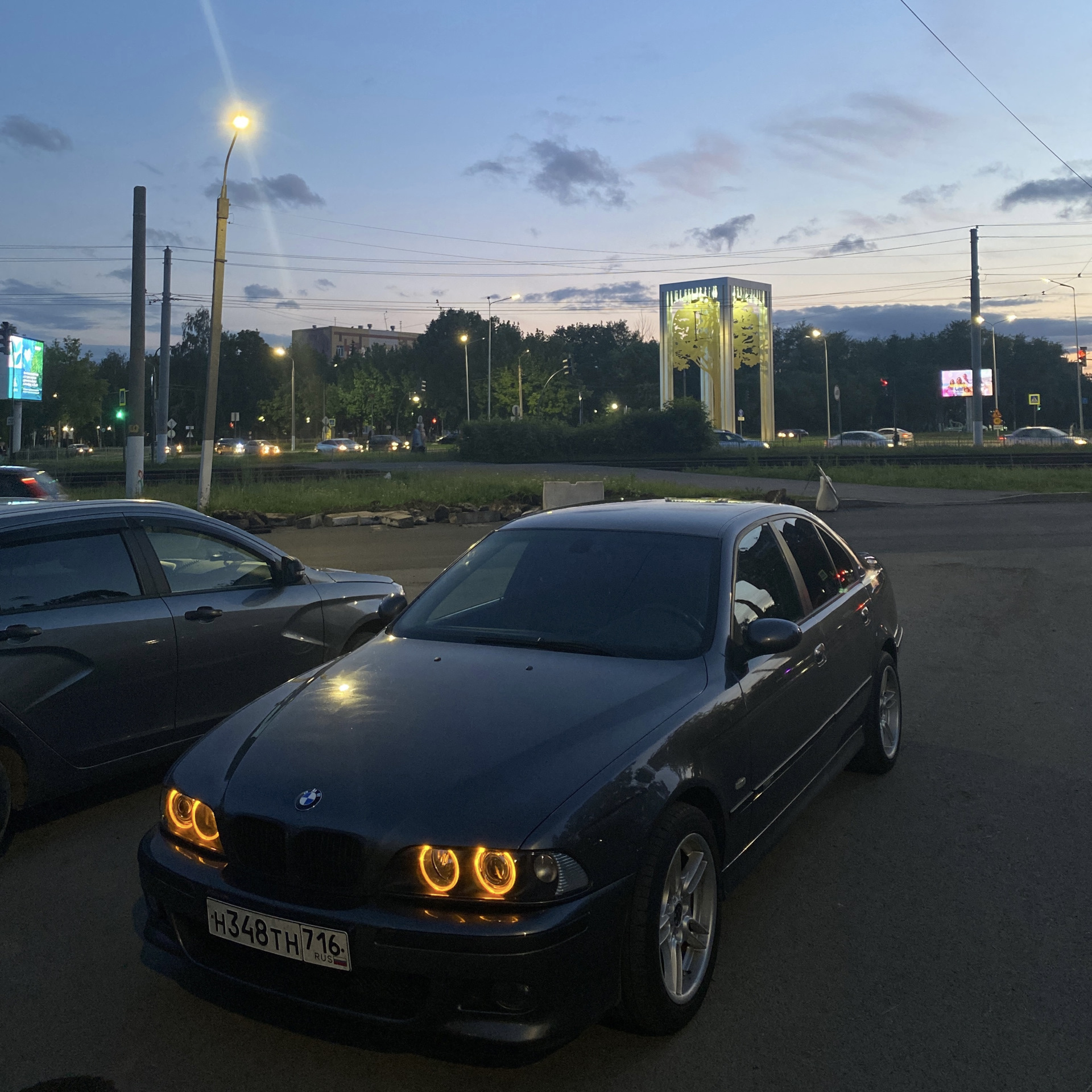 Замена газовых упоров капота Е39 — BMW 5 series (E39), 2,5 л., 2001 ...