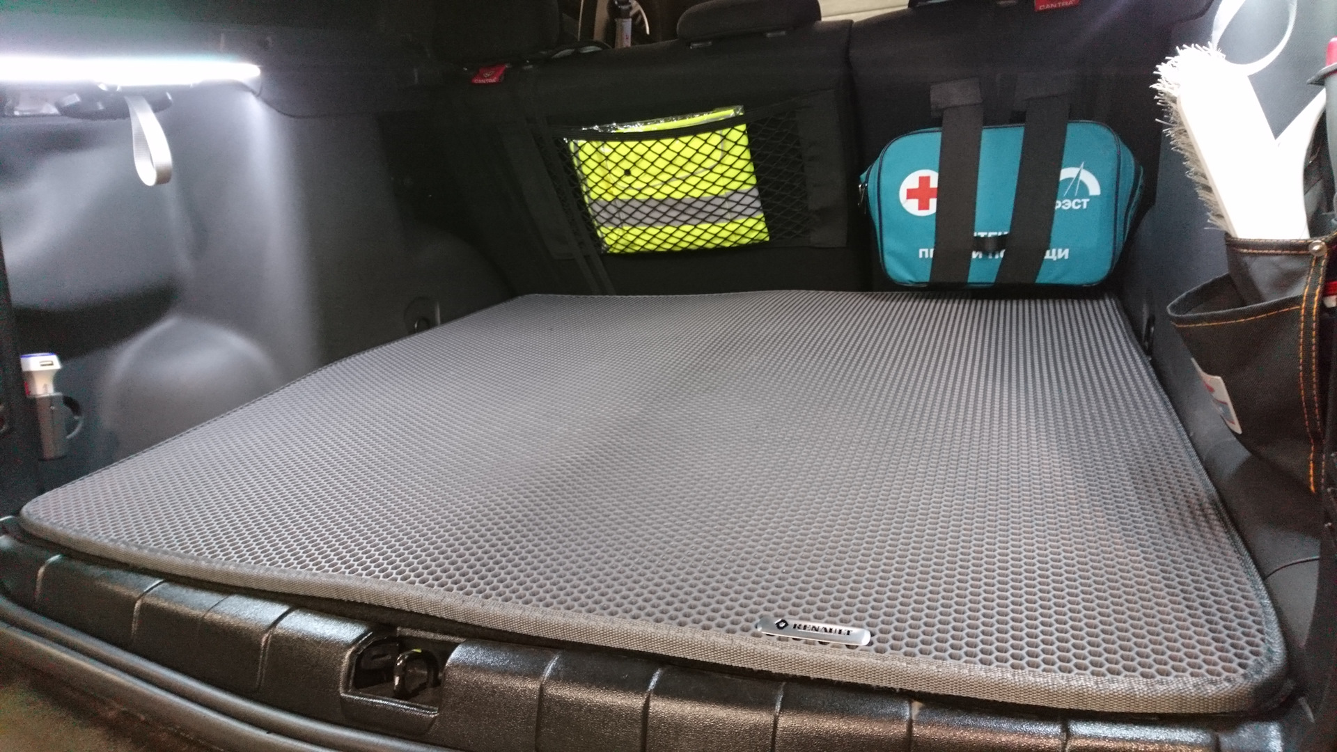 Эва коврики дастер. Eva коврики Рено Дастер. Eva коврики в багажник Renault Kangoo 1. Renault Duster 2013 коврик в багажник 4wd.