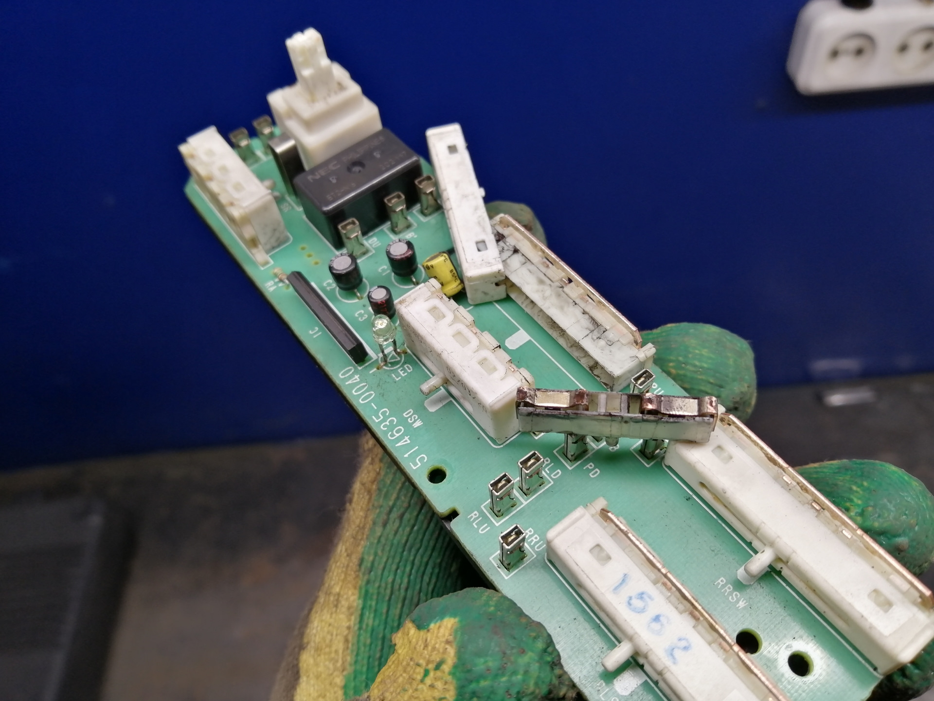 Ремонт кнопки стеклоподъемника — Pontiac Vibe (1G), 1,8 л, 2003 года ...