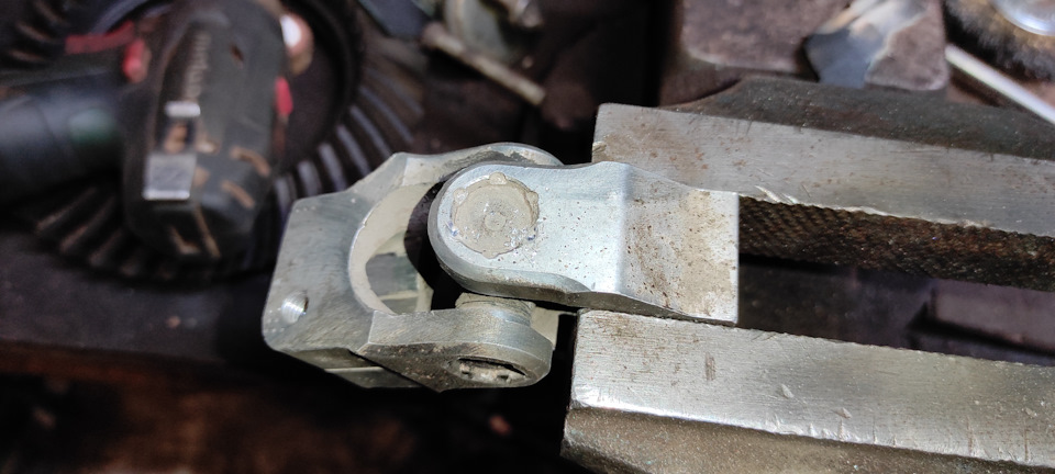 Замена крестовины рулевого карданчика. — Volvo XC90 (1G), 3,2 л, 2008 ...