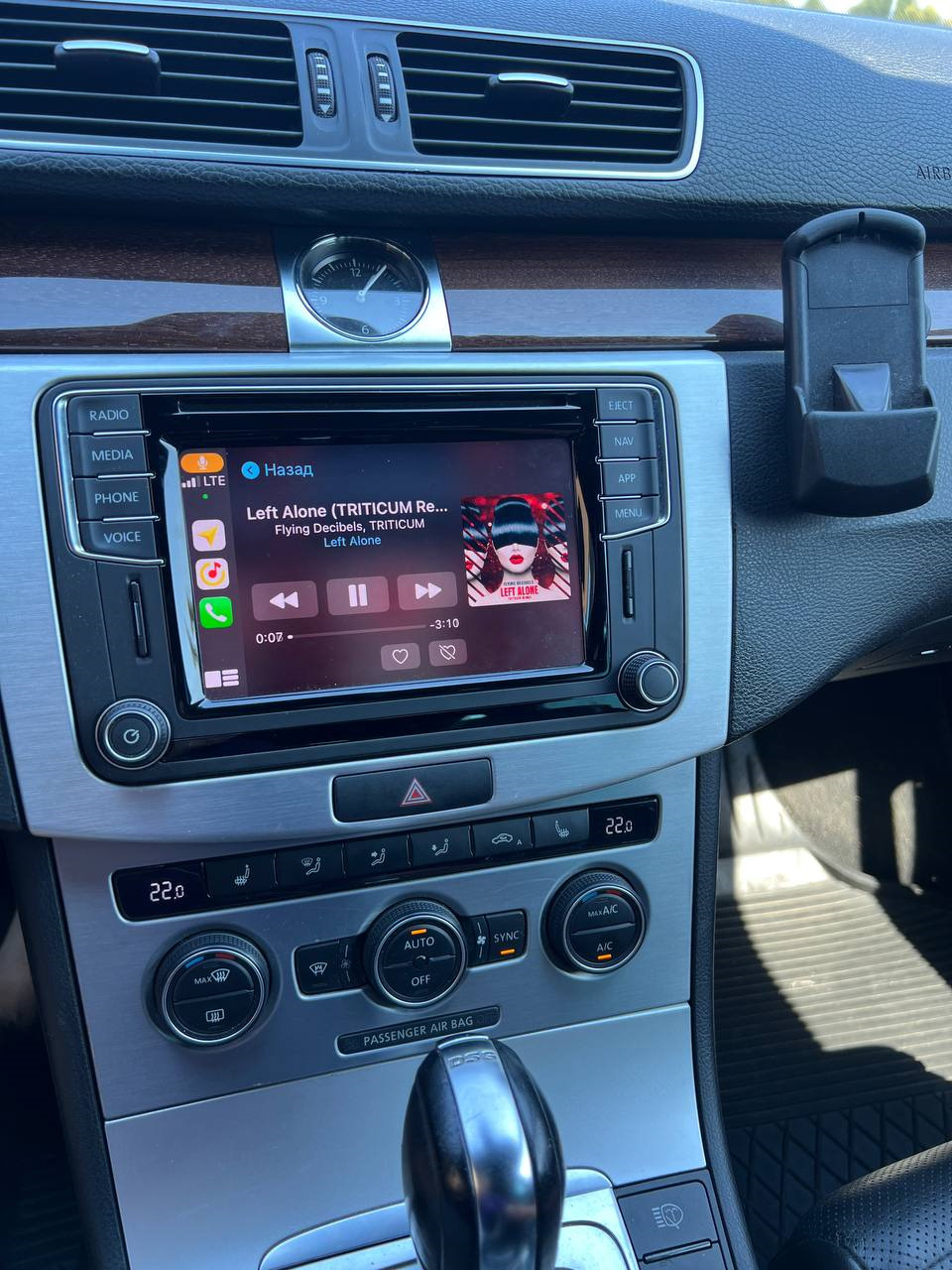 Можно добавлять треки в избранное прямо с магнитолы — Volkswagen Passat Variant (B6)