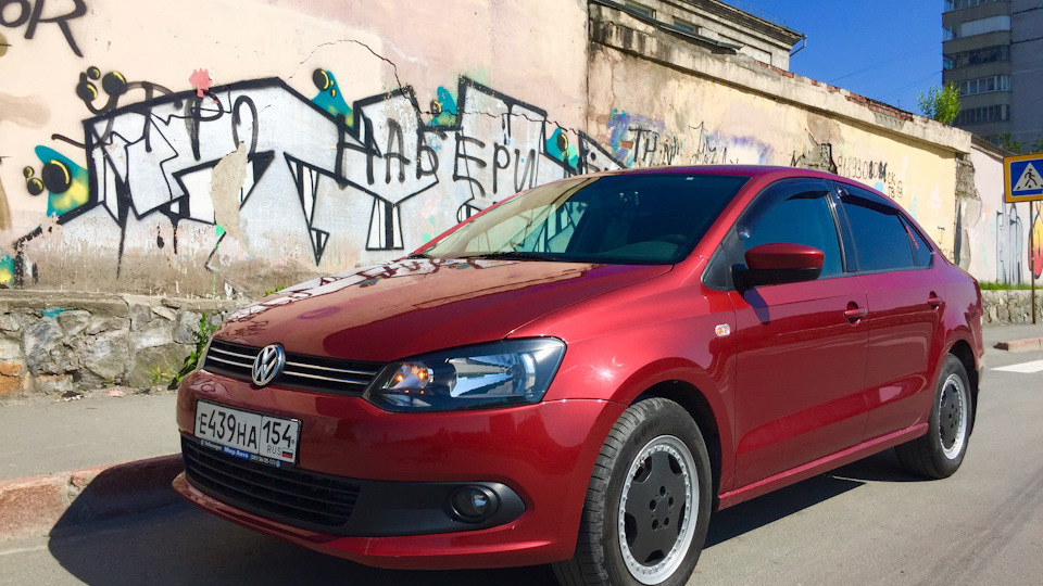 VW Polo sedan вишня