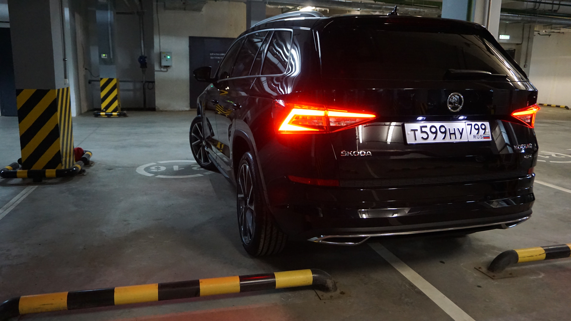Задний бампер карок. Skoda Kodiaq выхлоп. Kodiaq фонарь. Задние габариты в стиле Audi на Skoda Kodiaq. Шкода Карок задние противотуманки.