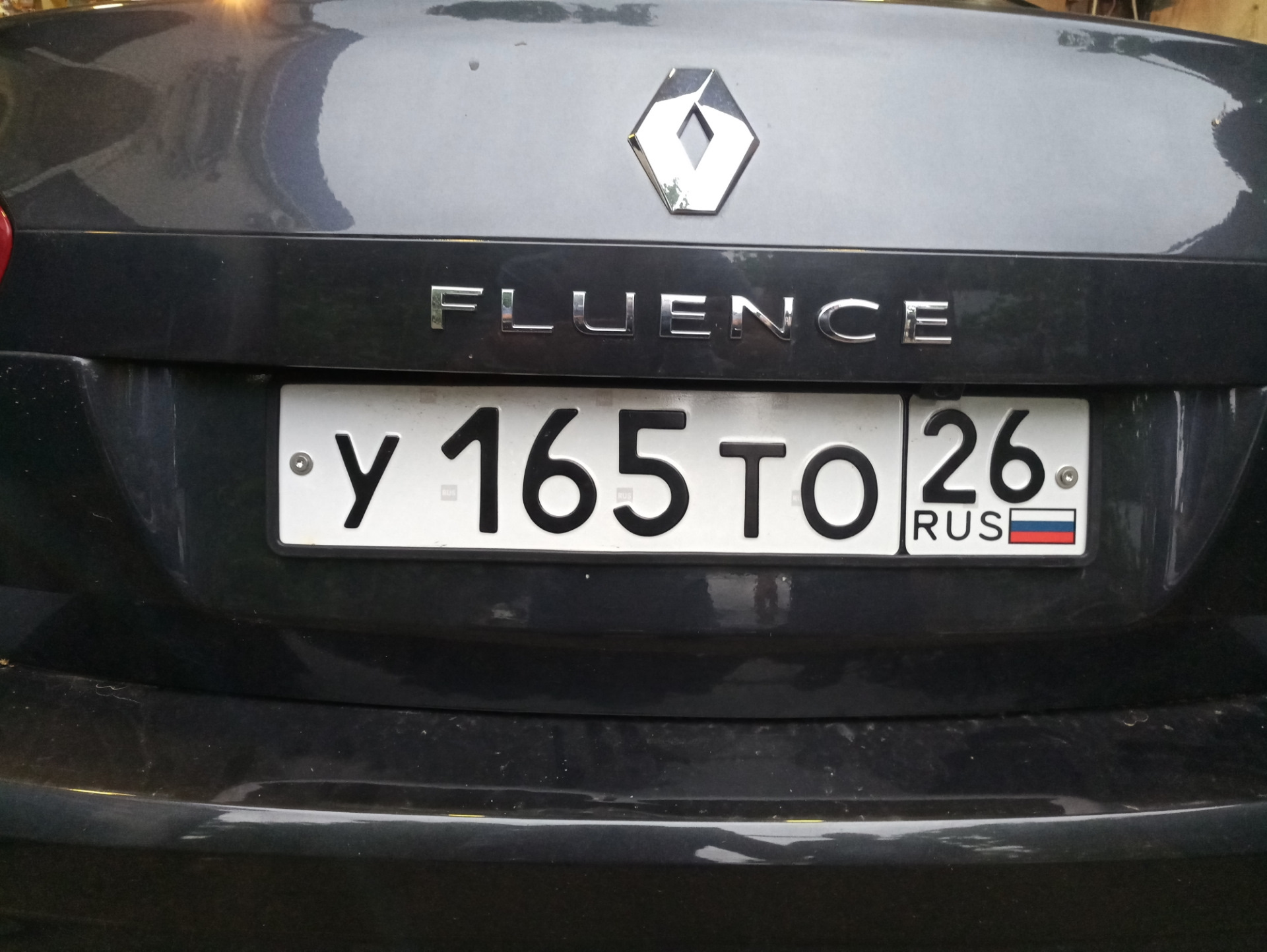 Край номер. Fluence номерная рамка. Рамка номера Рено Флюенс. Номерные рамки Рено. Силиконовые номерные рамки Рено Флюенс.