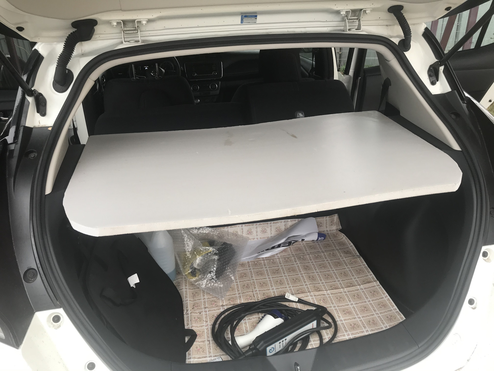 Задняя полка golf 6. Ниссан лиф 2 багажник. Как называется полка в багажнике. Как называется полка в багажнике. Volkswagen tiguan 2018 багажник.