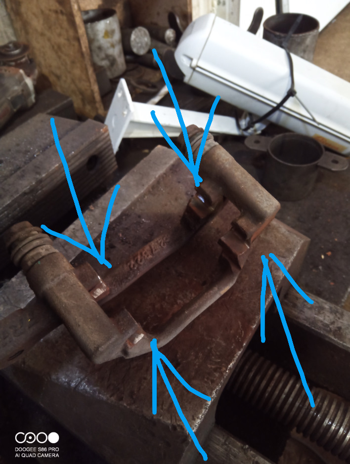 Вот эти места закисают и колодки в них клинит — Renault Koleos (2G)