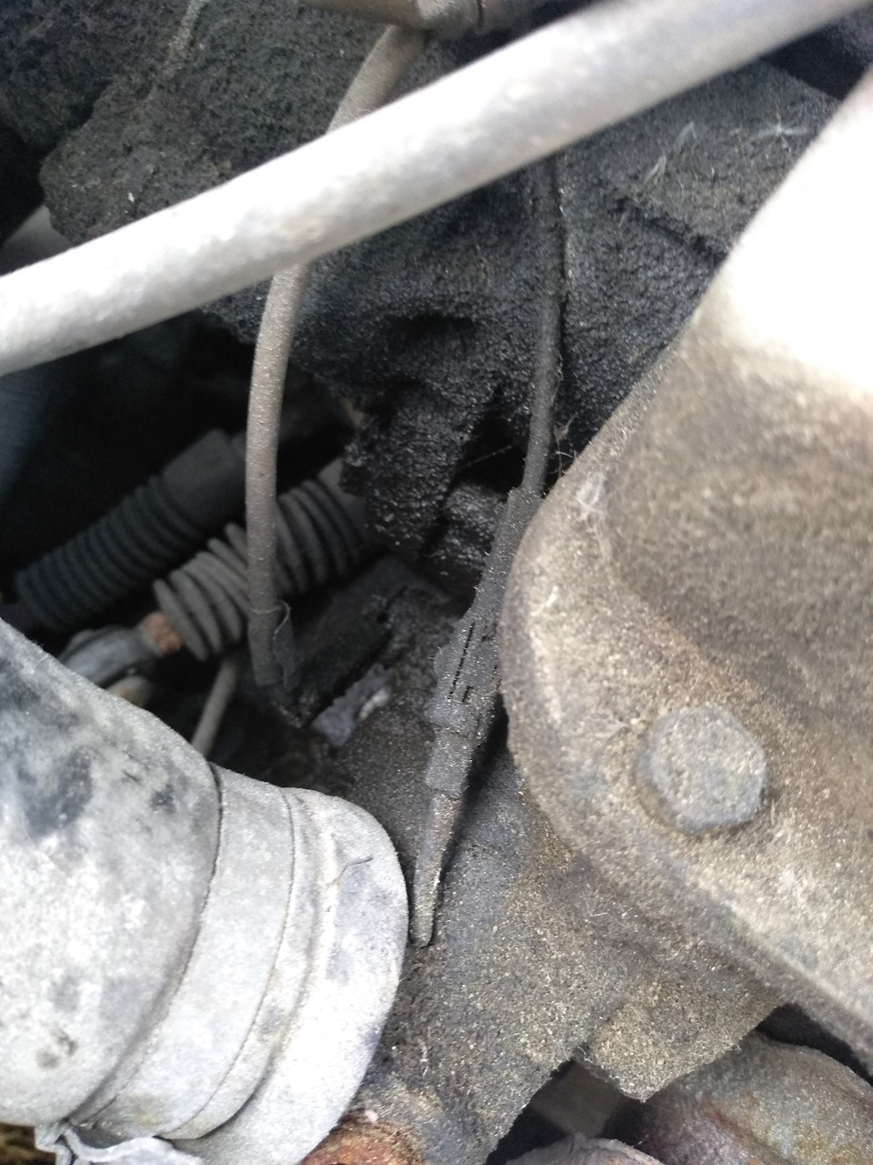 Течь масла из-под катушки — Mitsubishi Lancer IV, 1,6 л, 1993 года ...