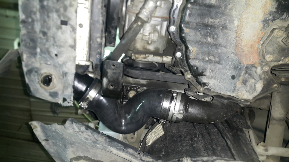 Возможно стоило чуток подрезать новый силиконовый пайп, но прежний имел ещё больший залом — Skoda Yeti