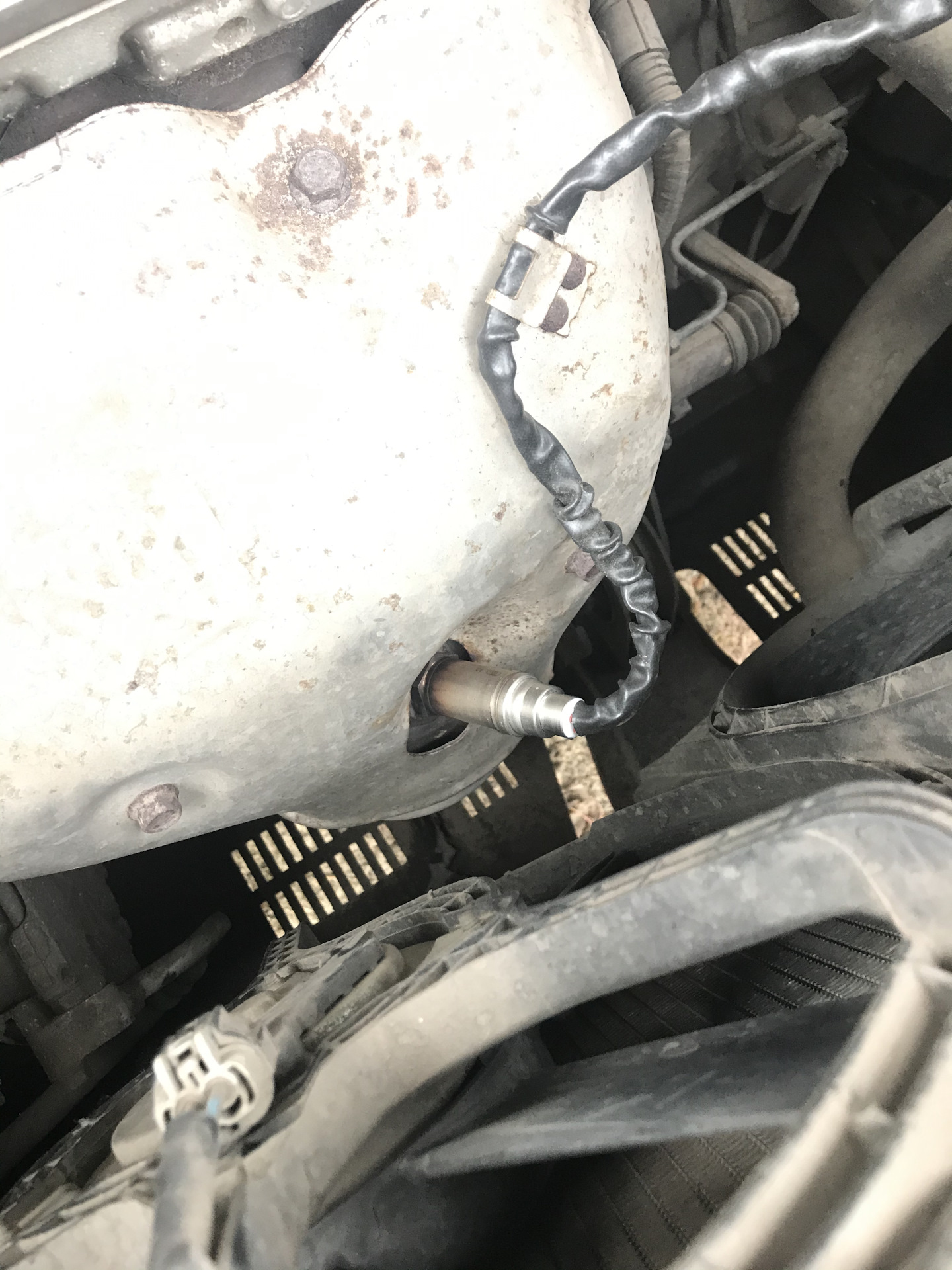 Лямбда зонд митсубиси каризма. Датчик кислорода на аутлендер 1. Митсубиси галант разъем лямбда зонт. Где лямбда митсубиси. Где лямбда митсубиси.