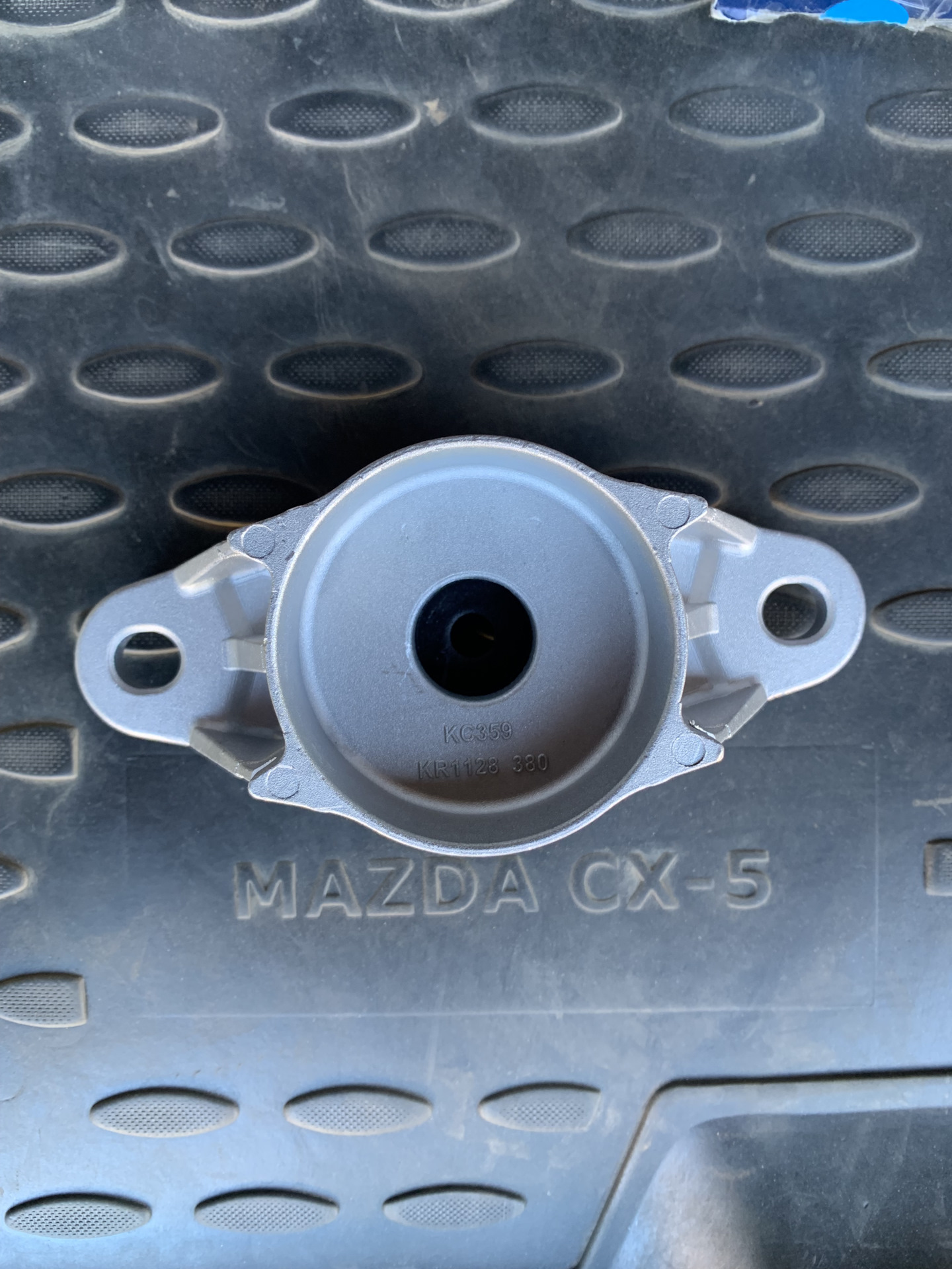 Задние амортизаторы (замена) — Mazda CX-5 (1G), 2 л, 2014 года | своими ...