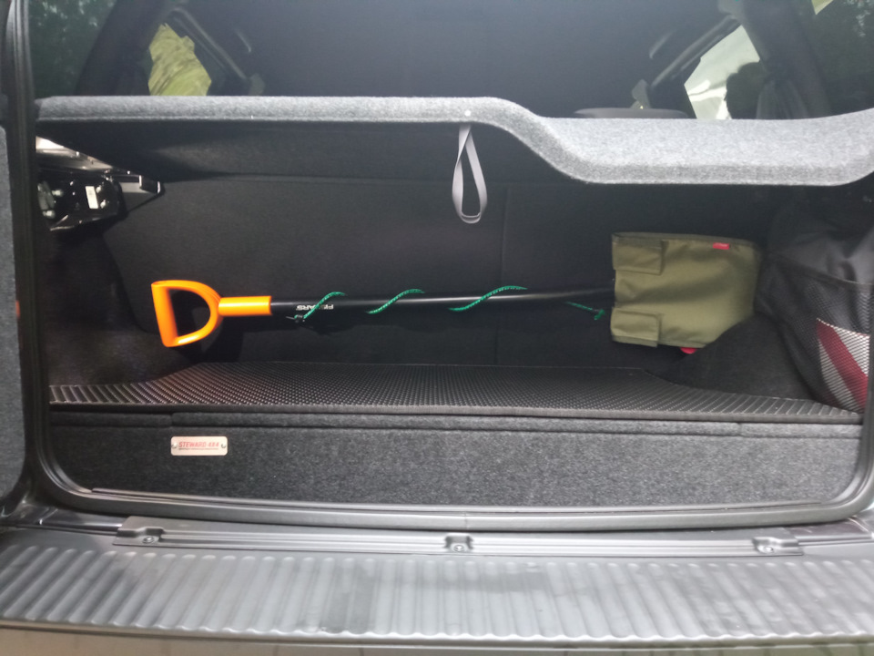 Органайзер с ковриком и с опущенной крышкой. — Chevrolet Niva (1G)