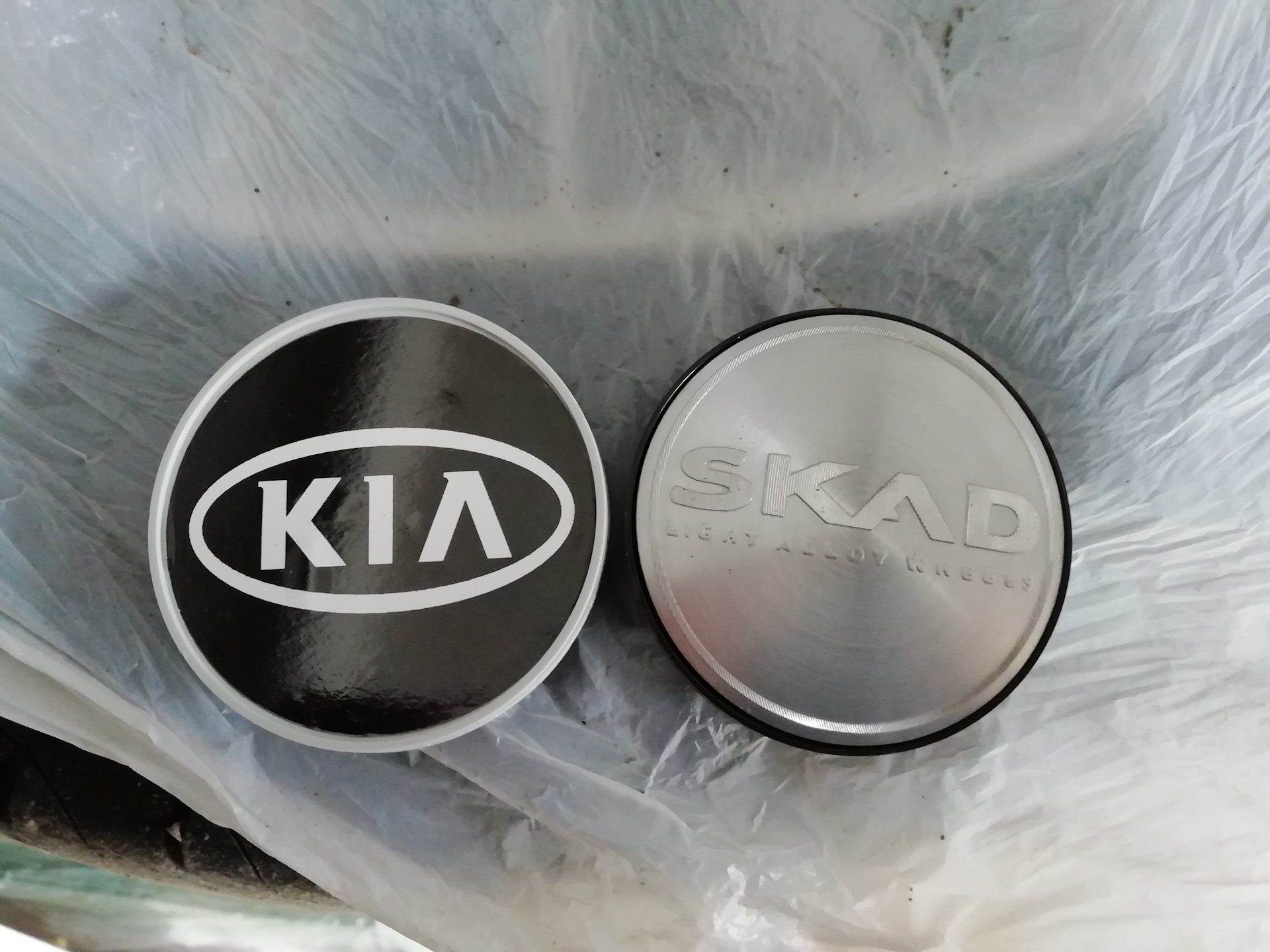 Размер литого диска киа рио. Заглушки дисков Kia Rio 1. Заглушки на литые диски Скад 56мм с логотипом Киа. Колпачки на литые диски Скад диаметр 56. Заглушка диска Киа Рио 3.