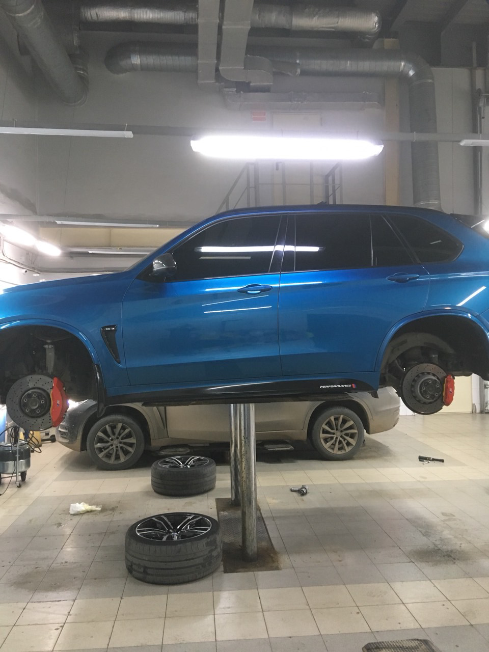 Замена тормозных колодок на EBC голубые — BMW X5 M (F85), 4,4 л, 2016 года  | тюнинг | DRIVE2