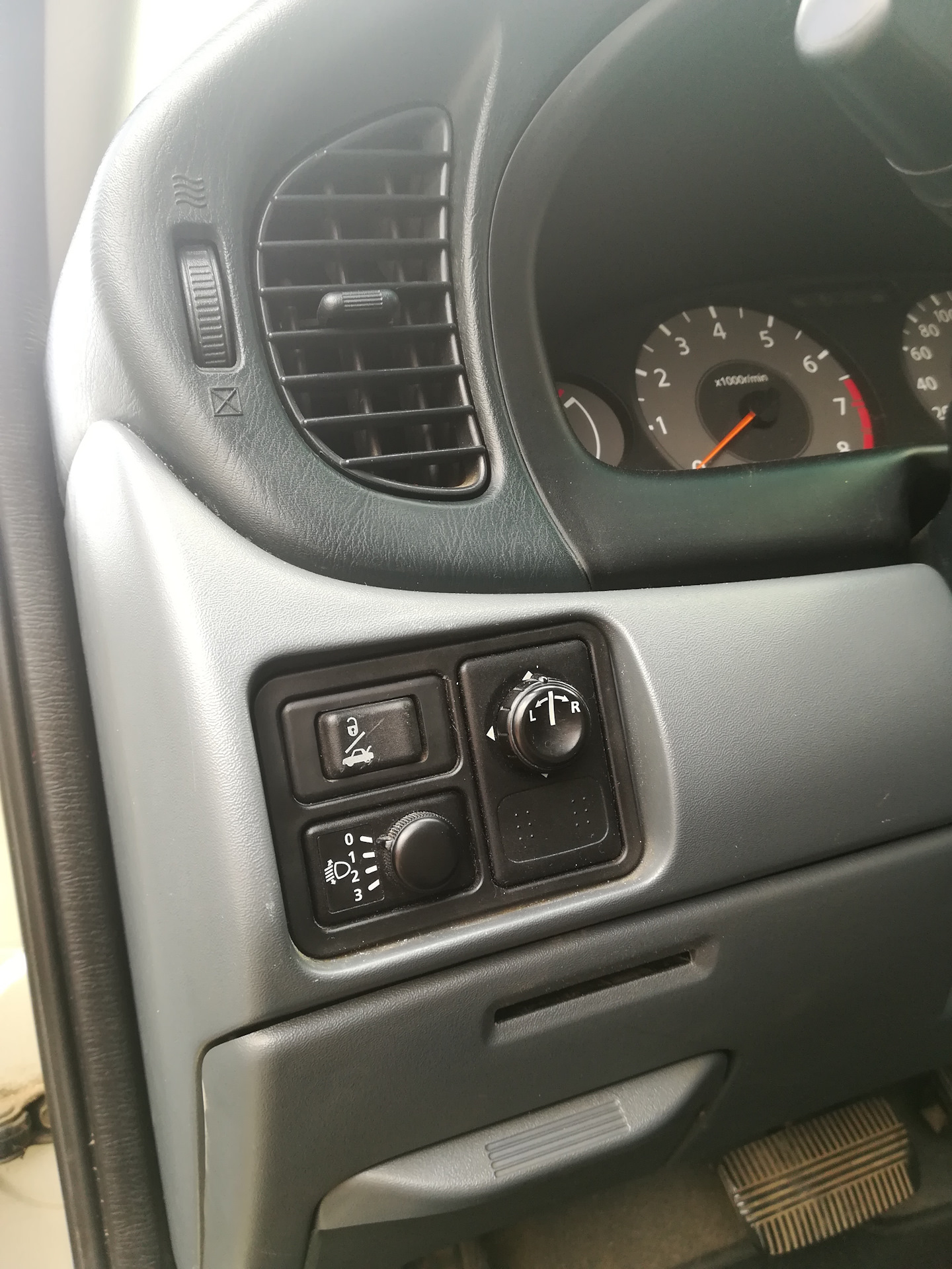 Кнопка открывания багажника — Nissan Almera Classic (B10), 1,6 л, 2007 ...