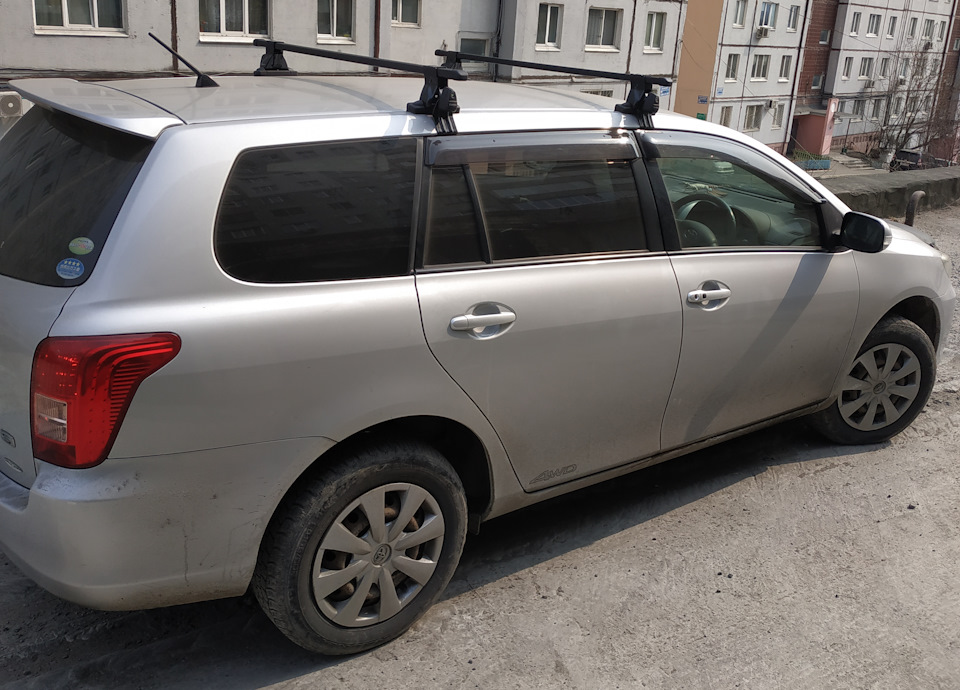 Машина на улице с багажником — Toyota Corolla Fielder (E140)