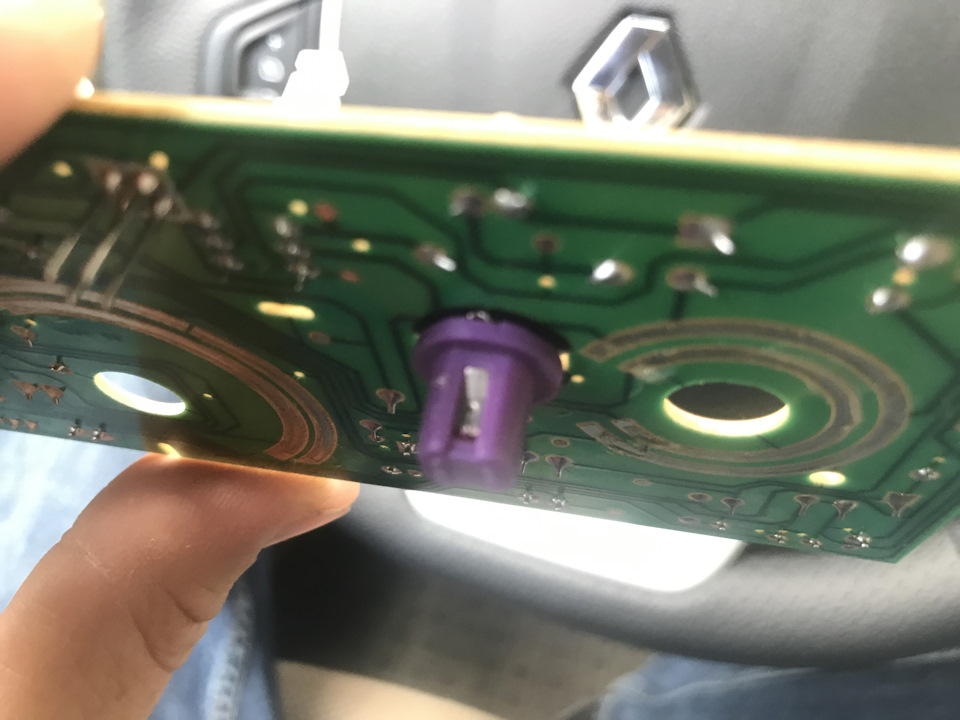 Замена лампочек подсветки печки — Peugeot 207, 1,4 л, 2010 года ...