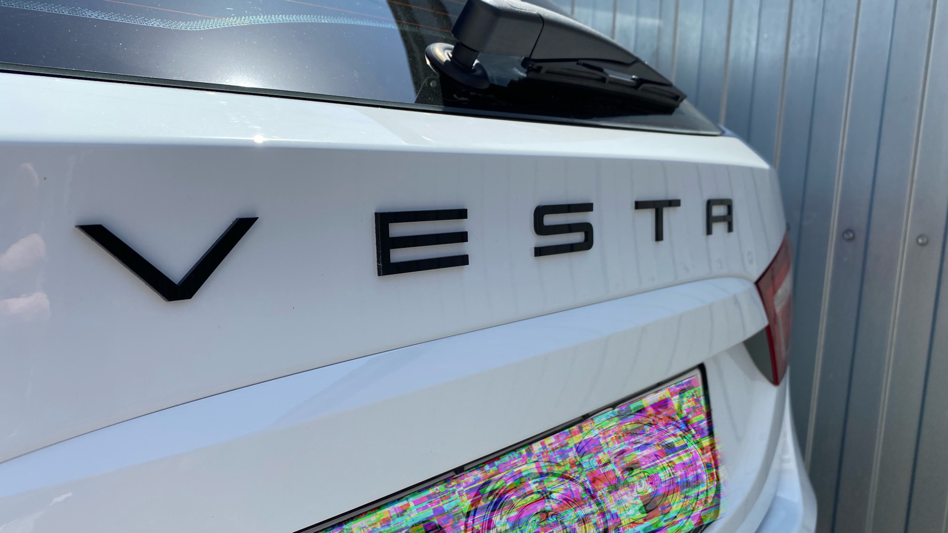 Шильдик V E S T A задний. — Lada Vesta SW Cross, 1,6 л, 2021 года ...
