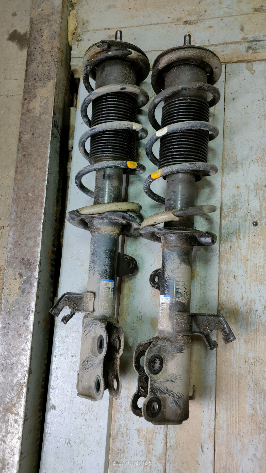 83. Ремонт передних амортизаторов ( прокачка стоек ) и зарядка двух АКБ ...