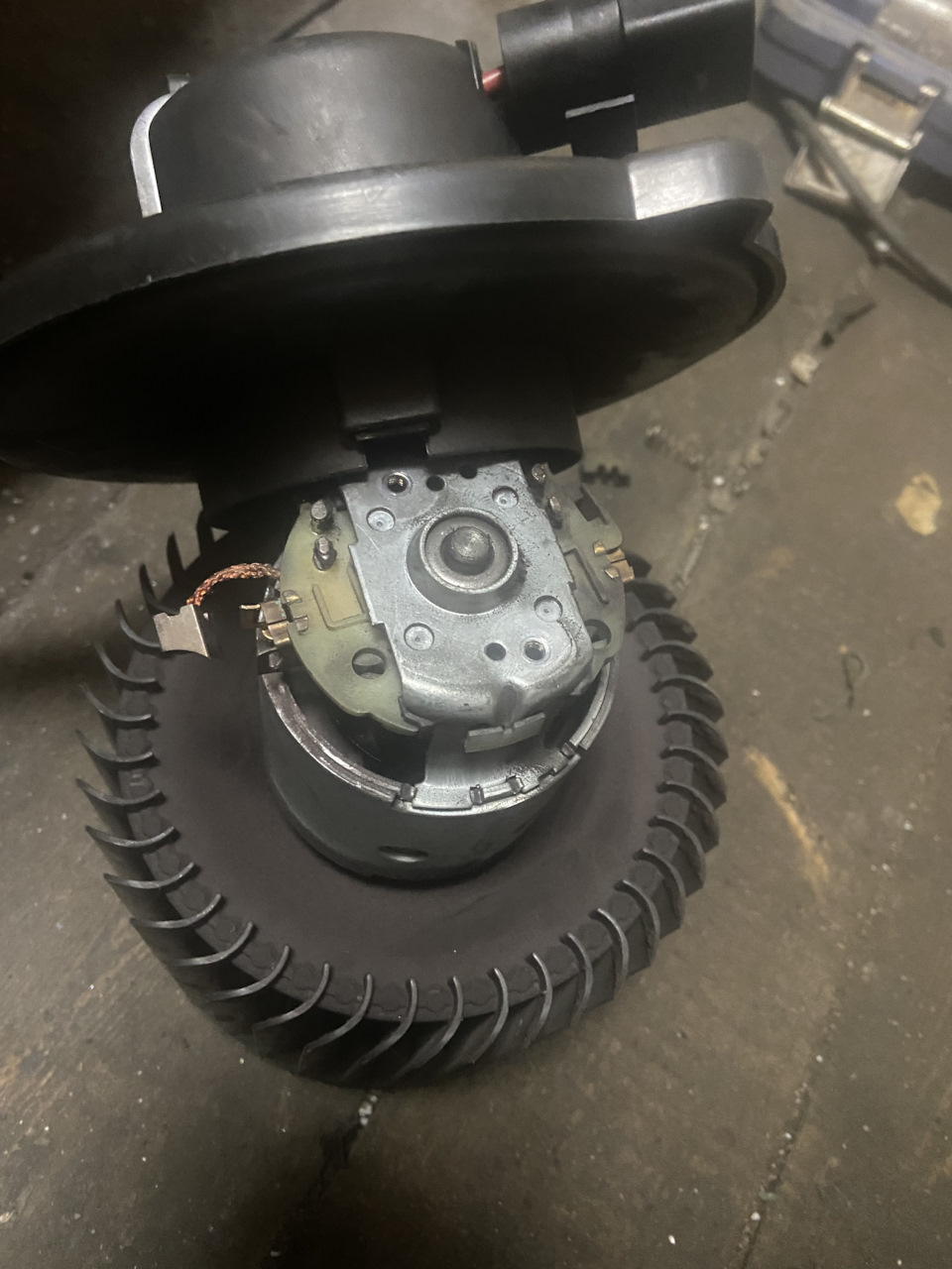 Замена щеток вентилятора печки — Audi A6 (C5), 2,4 л, 1998 года ...