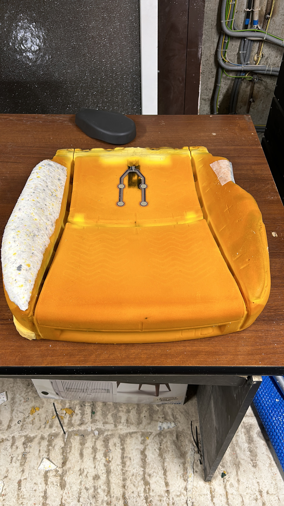 Отреставрировал поролоном вторичной переработки и старым добрым и очень вонючим клеем моментом — Toyota Land Cruiser Prado 150-series