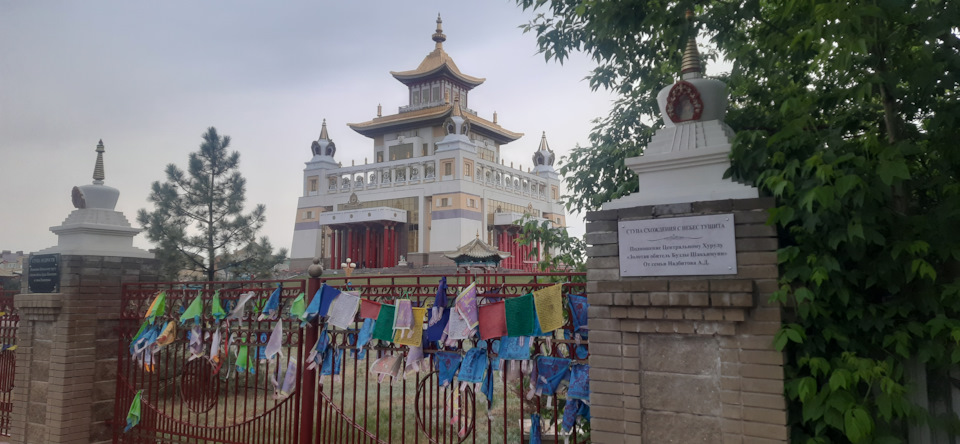 Всего я насчитал 108 ступ от спонсоров храма. — Jeep Cherokee (KL)