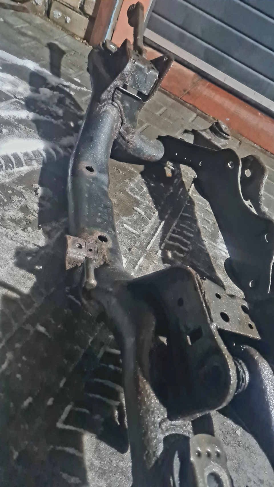 Старая балка, сверху ещё так себе, но ржавая вся снизу, правда на фото не видно. Рычаги старые так же на ней остались — Skoda Superb Mk2