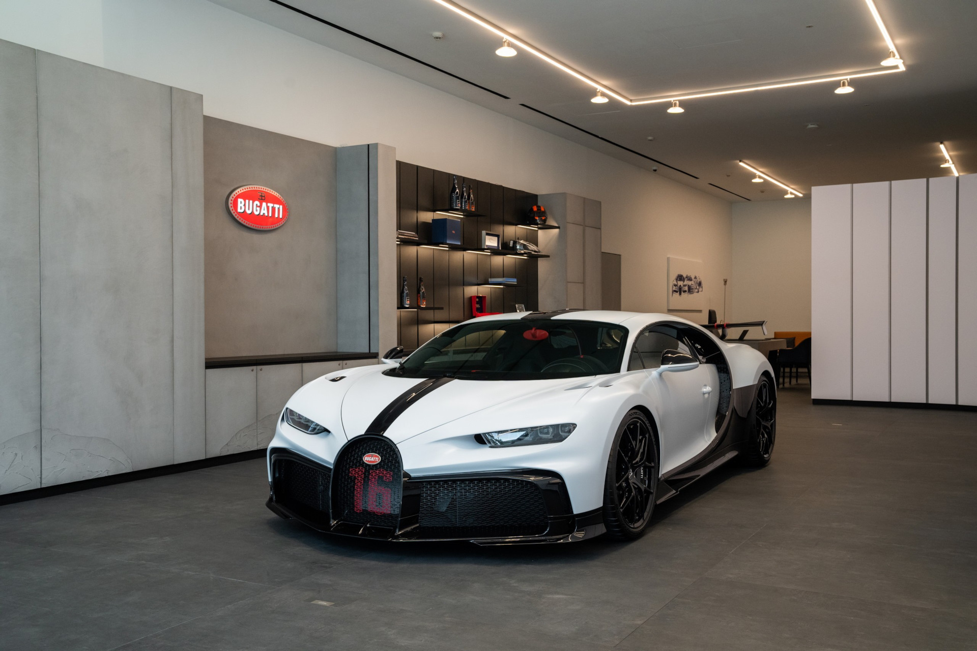 Bugatti открывает выставочный зал в Сингапуре, в центре внимания — Chiron  Pur Sport — DRIVE2