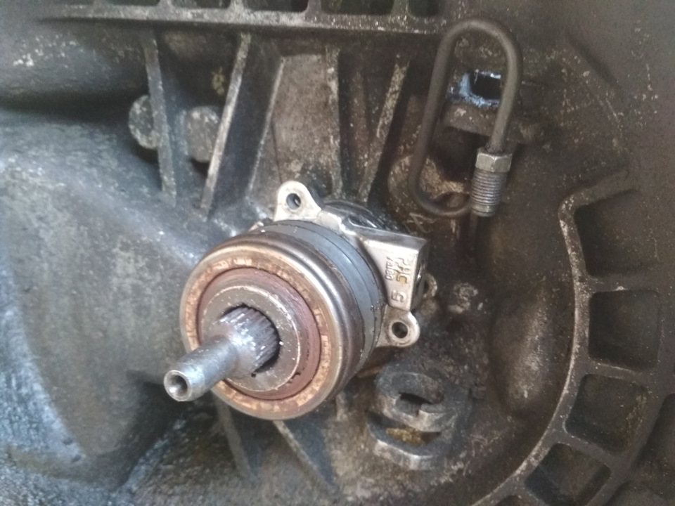 Выжимной/РЦС взаимозаменяей с более старым штоковым — виден крепеж для штока — Chevrolet Lacetti SW