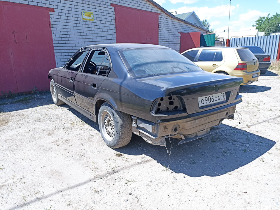 Гольф на заднем плане — мой поджопник на продажу — BMW 7 series (E38)