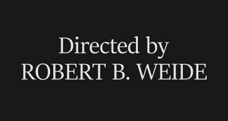 Титры directed by robert. Заставка directed by Robert. Заставка directed by Robert Weide. Directed by Robert b Weide Мем. Титры Robert b Weide.