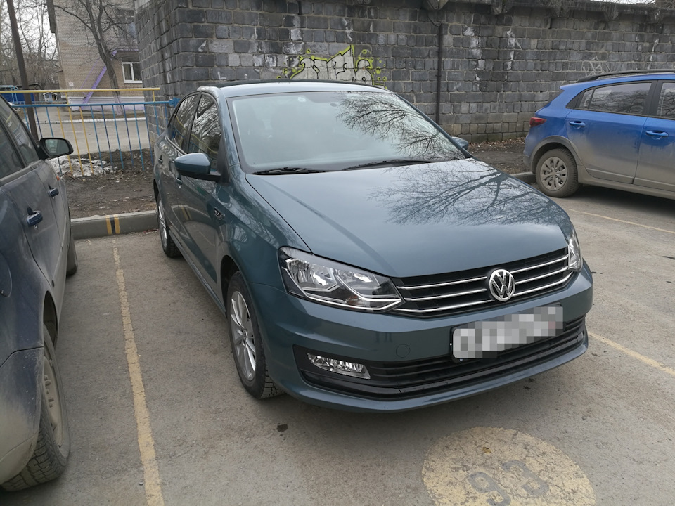 Цвет серый поло. Петролеум Polo sedan. Фольксваген поло цвет петрол. Волсвагенполо серо голубой. Поло седан Petroleum Blue.