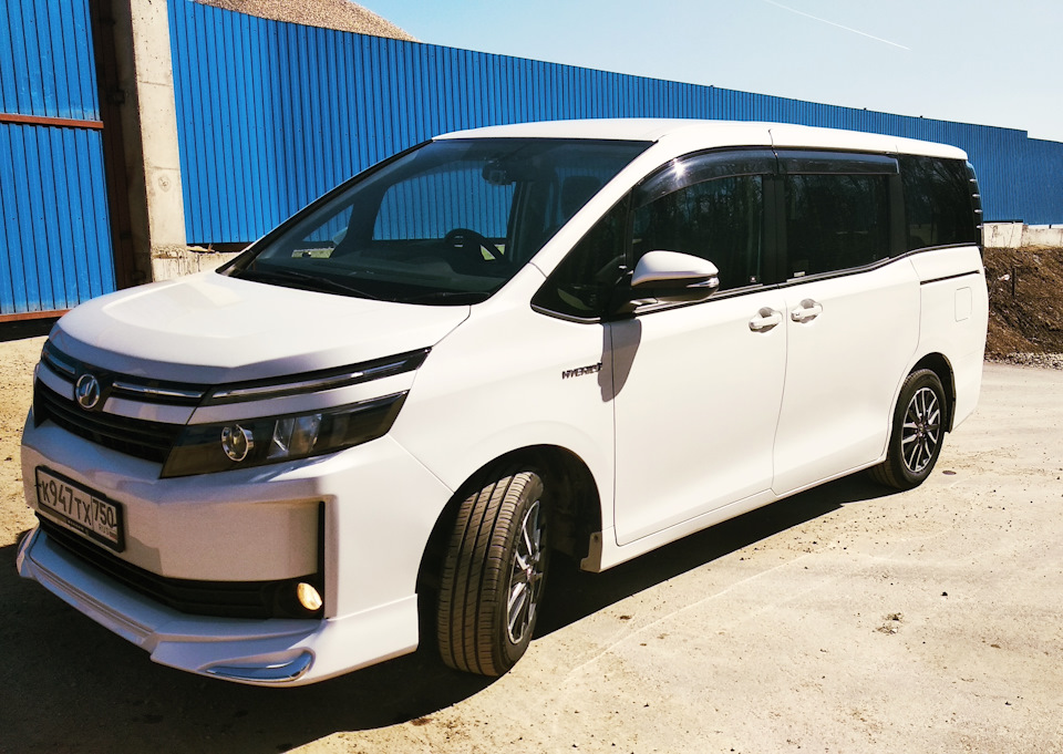 Toyota voxy 2019 фото