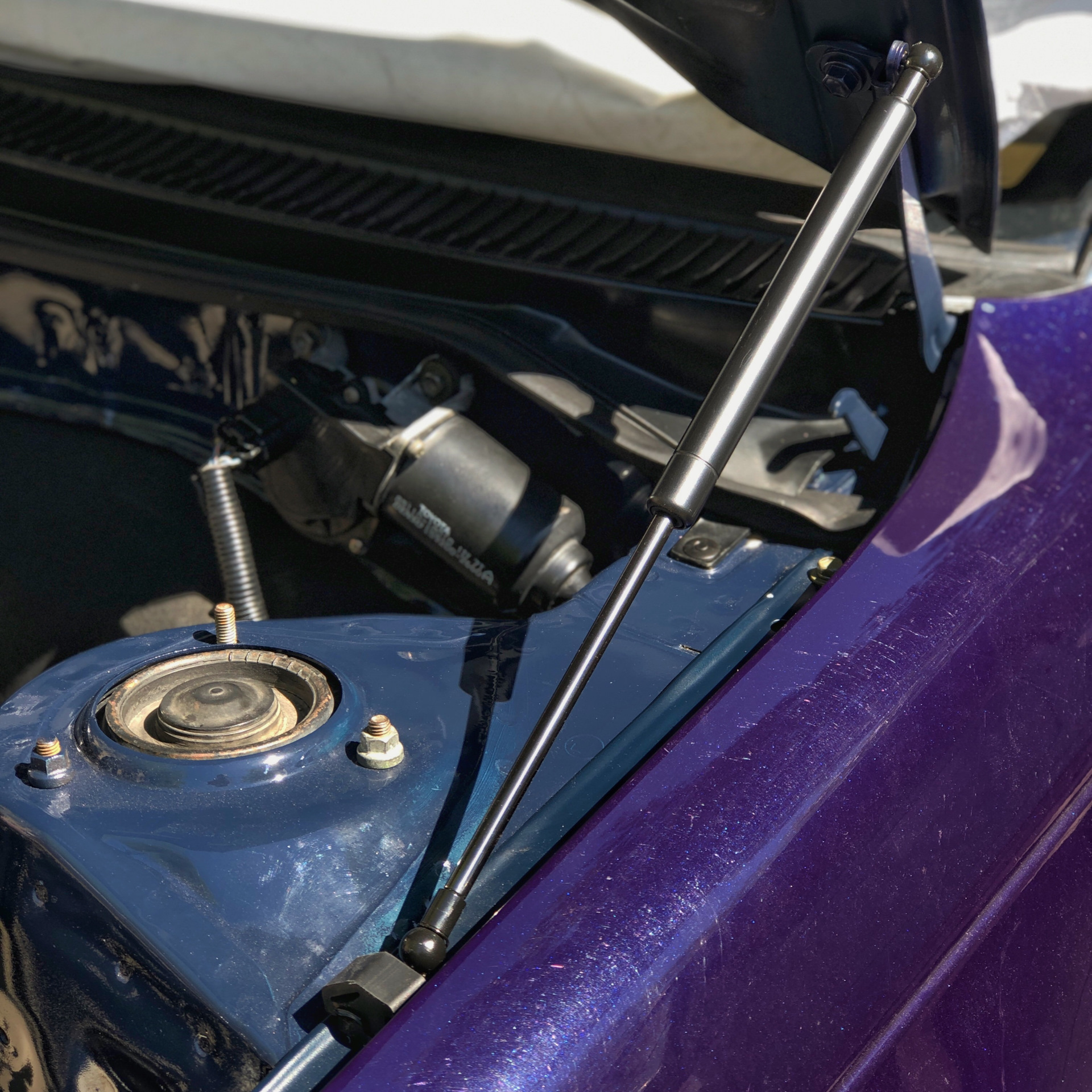 Газовый упор для сузуки сх4 2011. Как установить амортизаторы на капот. Газовые упоры капота honda civic es1 размер. Крепление упора капота калина. Как установить амортизаторы на капот.