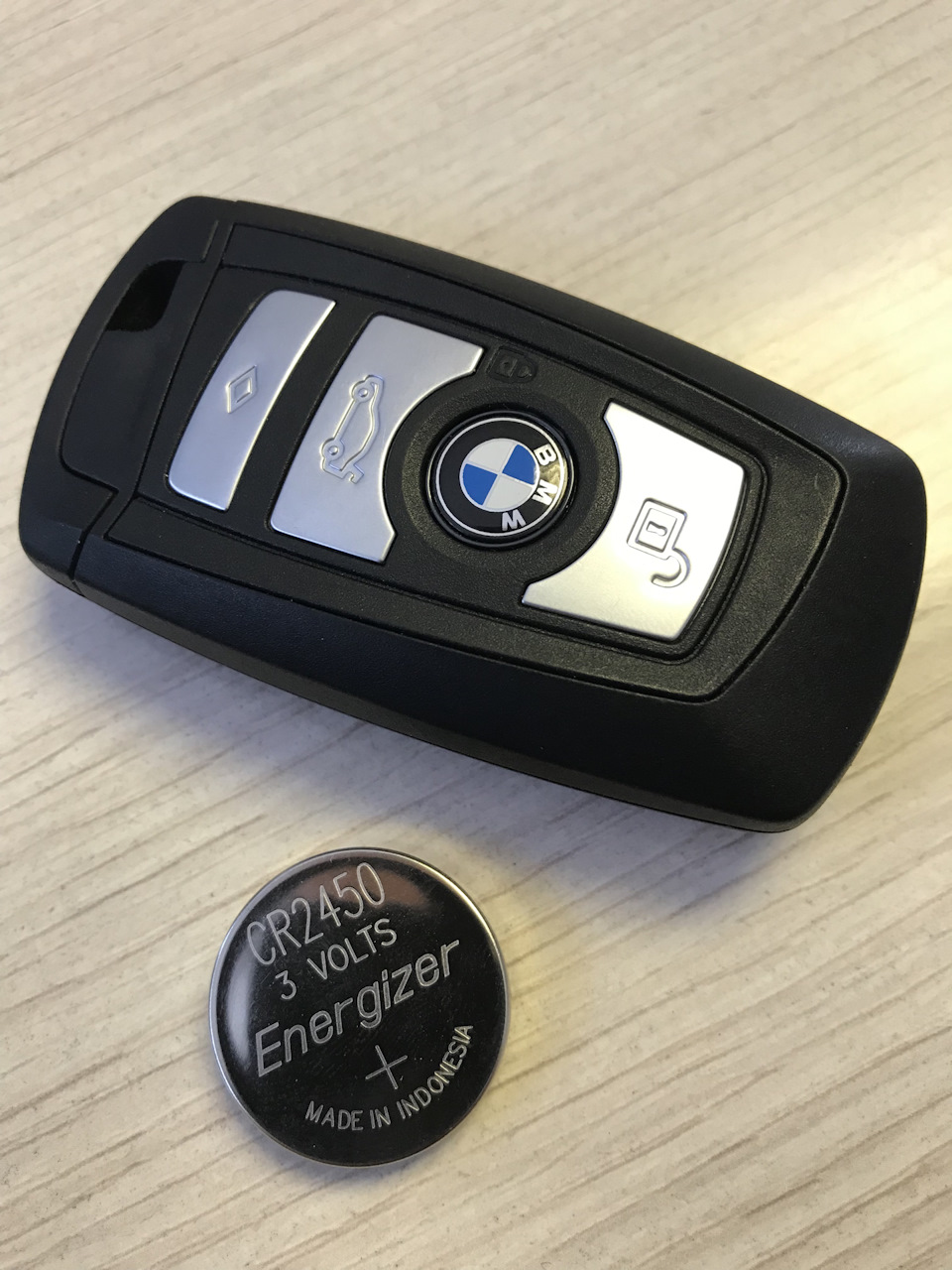 Замена батарейки в ключе BMW F10 — BMW 5 series (F10), 2 л, 2012 года .
