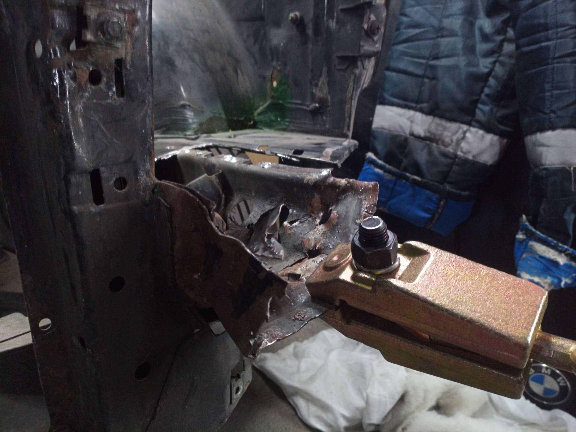 вытянуть передние лонжероны на ауди 80 б3. лонжерон задний газ 2410. вытяжка лонжеронов ваз 2109. вытягивам лондироны лебедкой. вытянутый лонжерон.