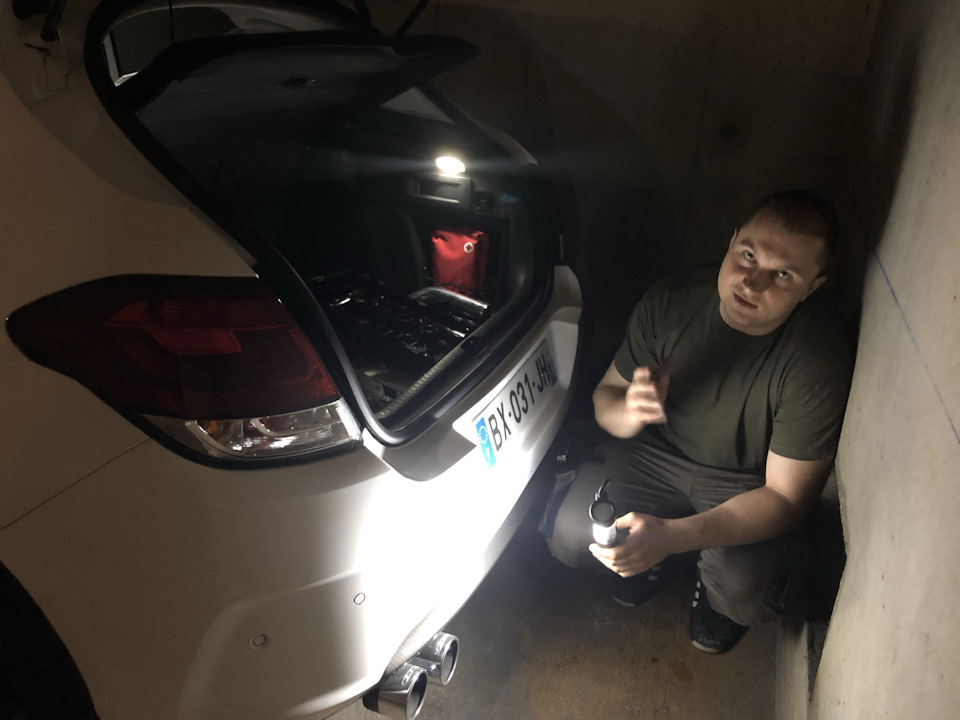 Максим хвастается крутым обвесом заднего бампера и выхлопом :) — Citroen C4 (2G)