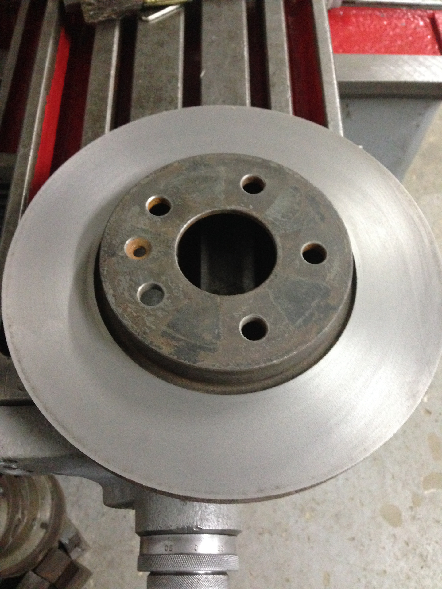 Тормозной диск 320 слотированный ford. Торм. 13. Слоты на тормозных дисках. Тормозные диски ауди q5 перфорация и слотирование.