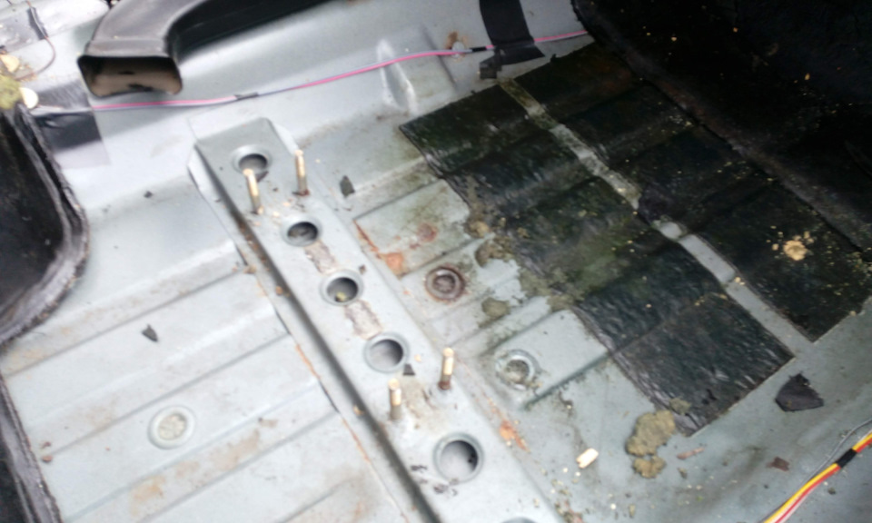 Частичный разбор салона, из за тосола в ногах — Lada 2115, 1,6 л., 2007 ...