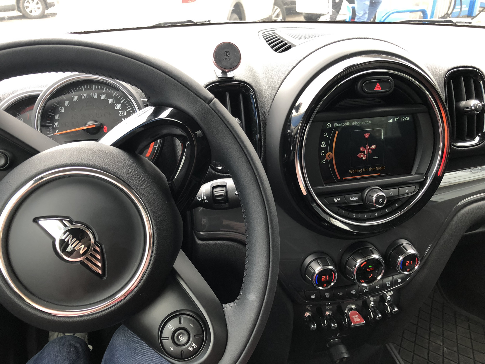 Держатель телефона mini. Держатель телефона Mini Countryman. Держатель для телефона в мини Купер Кантримен. Аксессуары для Mini Кантримен. Клик энд драйв мини Купер.