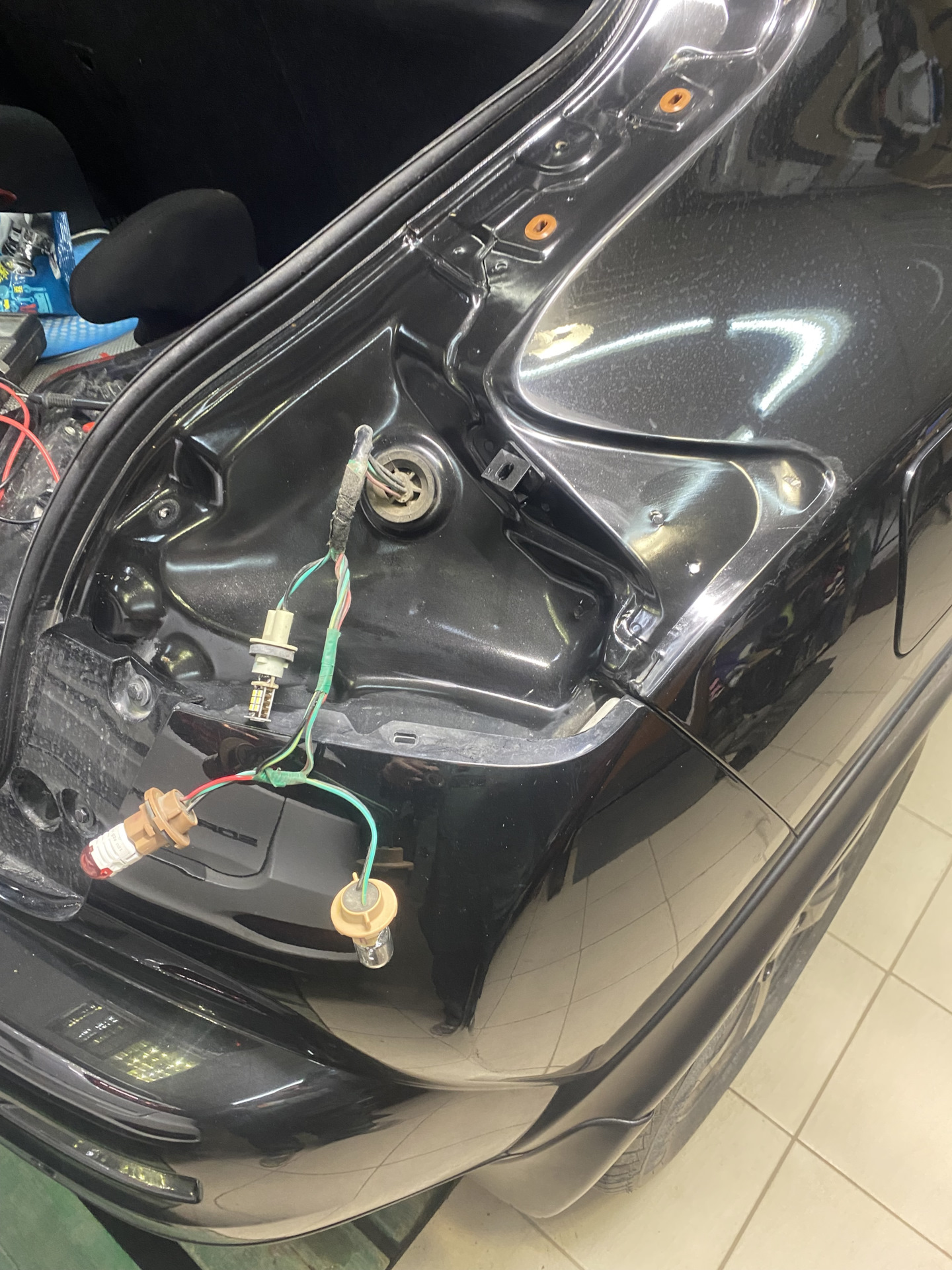 Замена ламп габаритов и стоп сигнала — Nissan Juke (1G), 1,6 л, 2012 ...