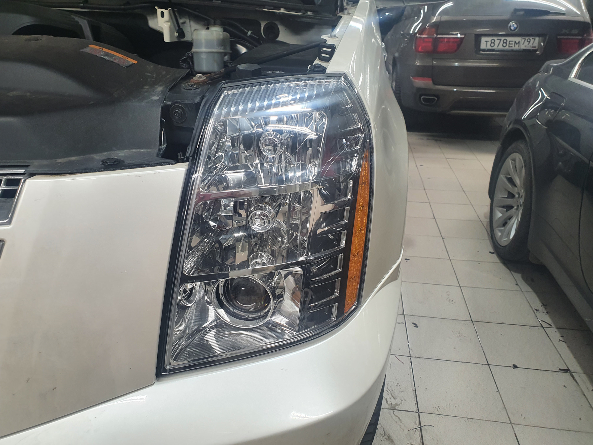 Лазерные линзы в фары Эскалейда. — Cadillac Escalade (3G), 6,2 л, 2011 ...