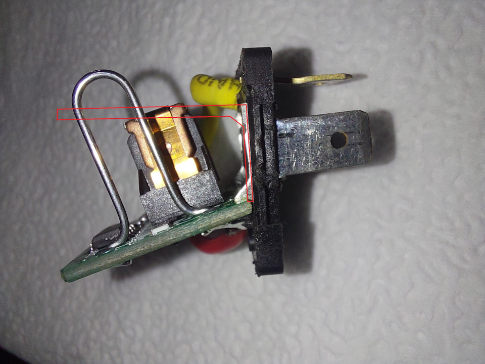 При переделке надо отзеркалить назначение контактов 31 и 49. Красным выделил как изначально стояли контакты и плата. Пошатав пассатижами контакты, выдавил их из своих гнёзд и перевернул. Плату впаял наклонно, т.к. релюшка касалась контакта 49а. Крышка, как видно, на место не станет. — Hyundai Santa Fe (1G)