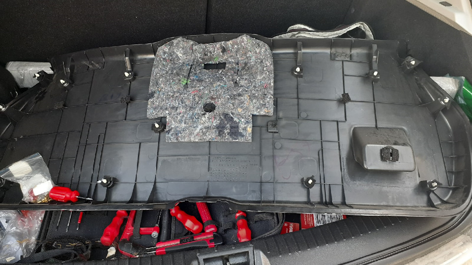 Кашкай скрип. Тюнинговая карта двери багажника Ниссан Террано 2017 года.