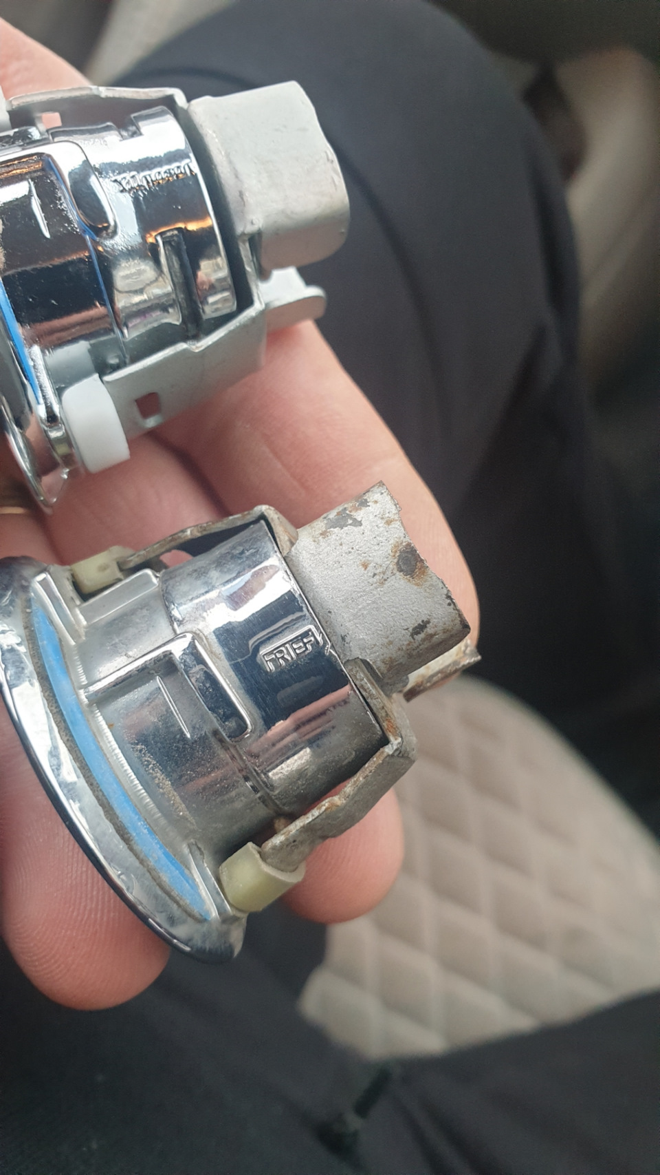 Тот что стоял, который обломили дети, производитель Frief — Mercedes-Benz S-Class (W220)