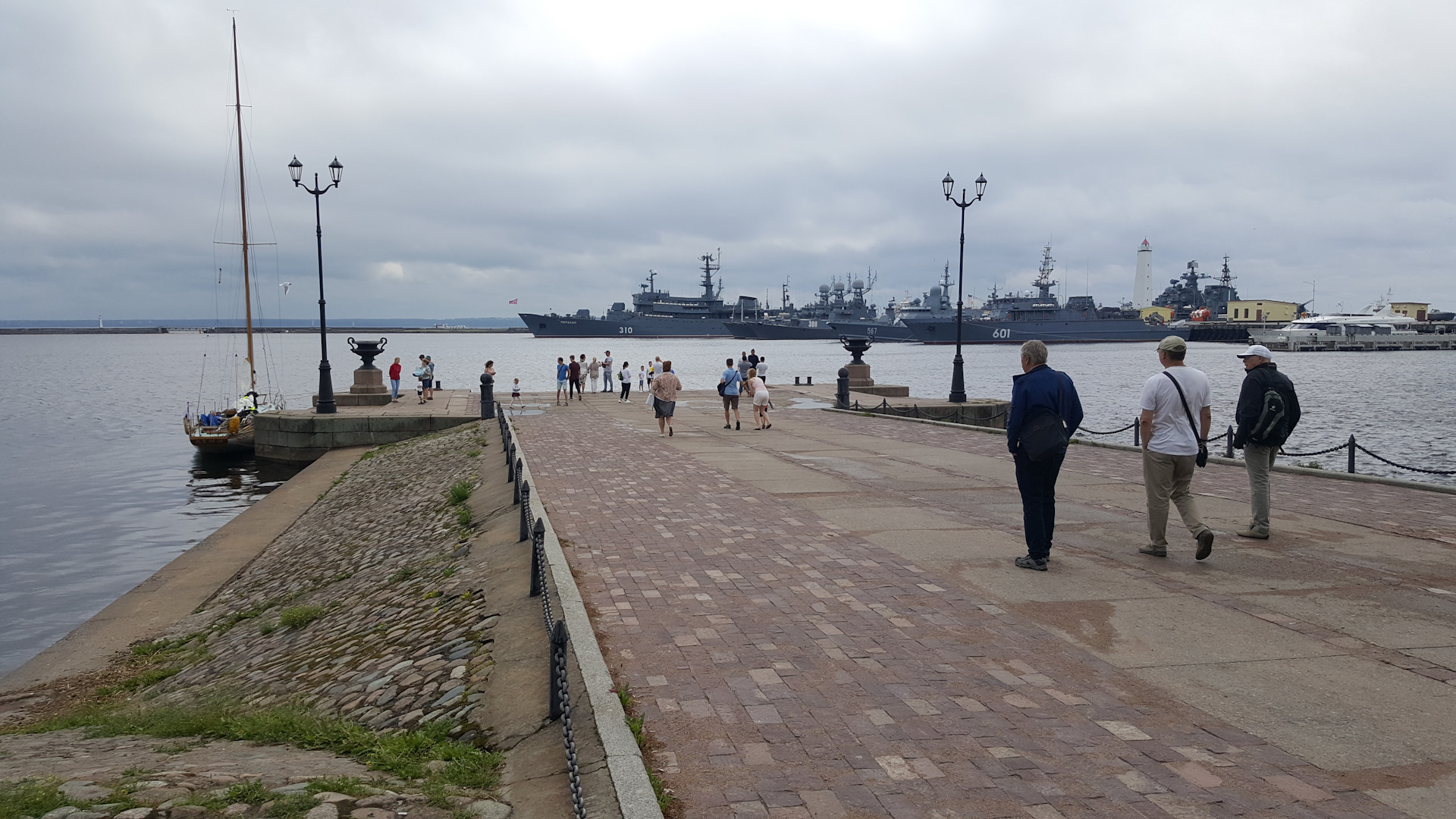 Причал в кронштадте. Кронштадт средняя гавань.