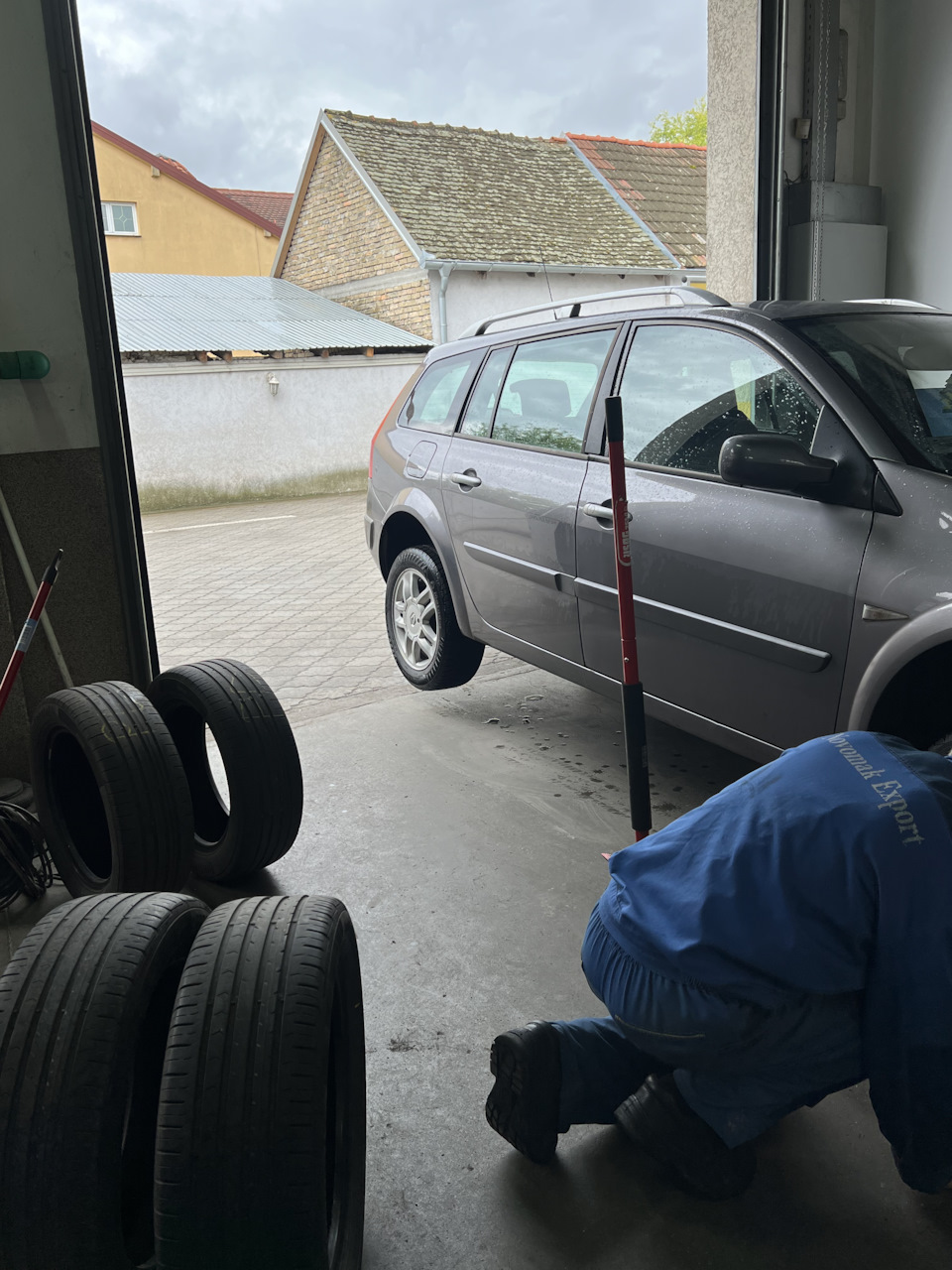 Паук Носи», камень в лобовом и переобувка — Renault Megane II, 1,9 л, 2008  года | наблюдение | DRIVE2