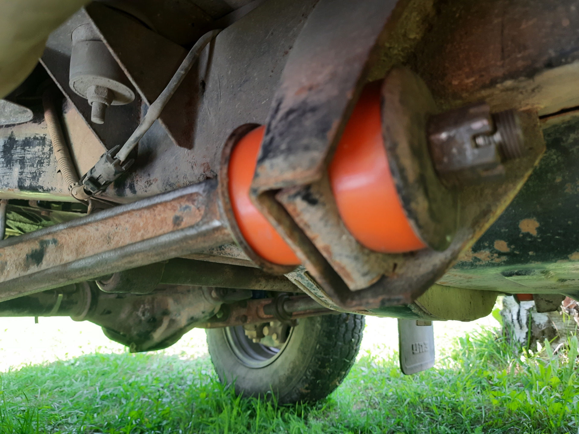 Кронштейн задней рессоры уаз хантер. Кран печки уаз буханка змз 409. Крепление рессоры уаз хантер. Клюшка уаз хантер. Уаз хантер подвеска шкворень.