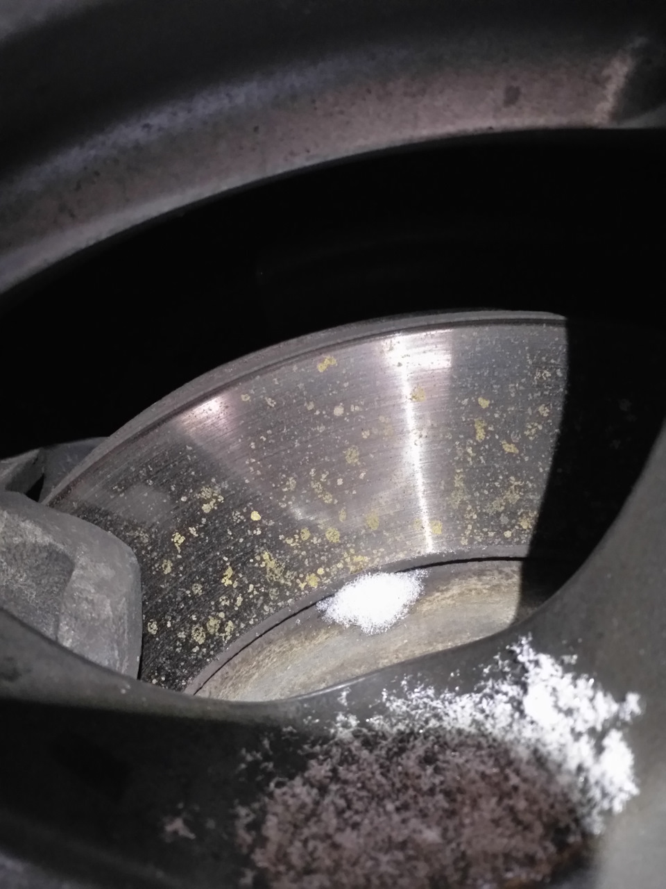 Передний диск. Поверхностные разводы ржи есть, но никакой окалины. — SsangYong Kyron