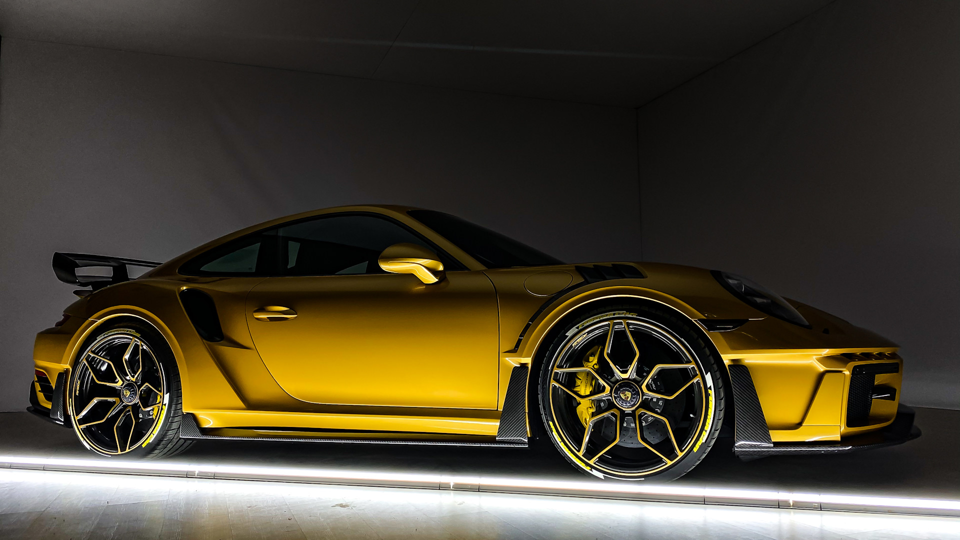 Tecno gold. Porshe 911 Gold Edition. Порше 911 золото. Porsche 911 Venom Gold Edition. Porsche 911 Turbo s Venom.
