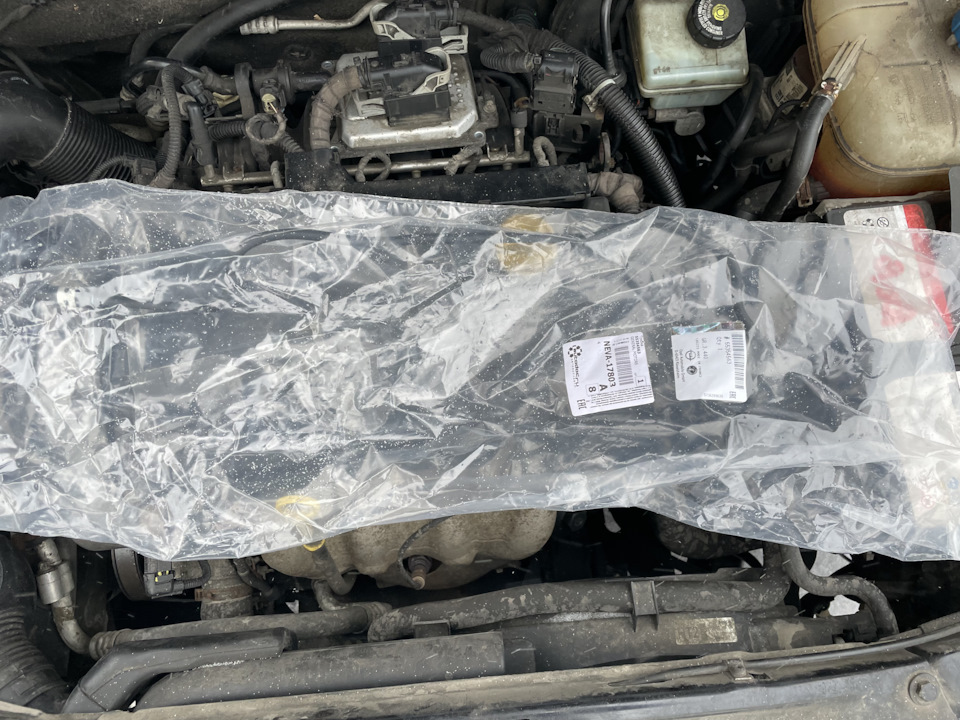 Трубка охлаждения дроссельной заслонки — Opel Astra H GTC, 1,8 л, 2010 ...